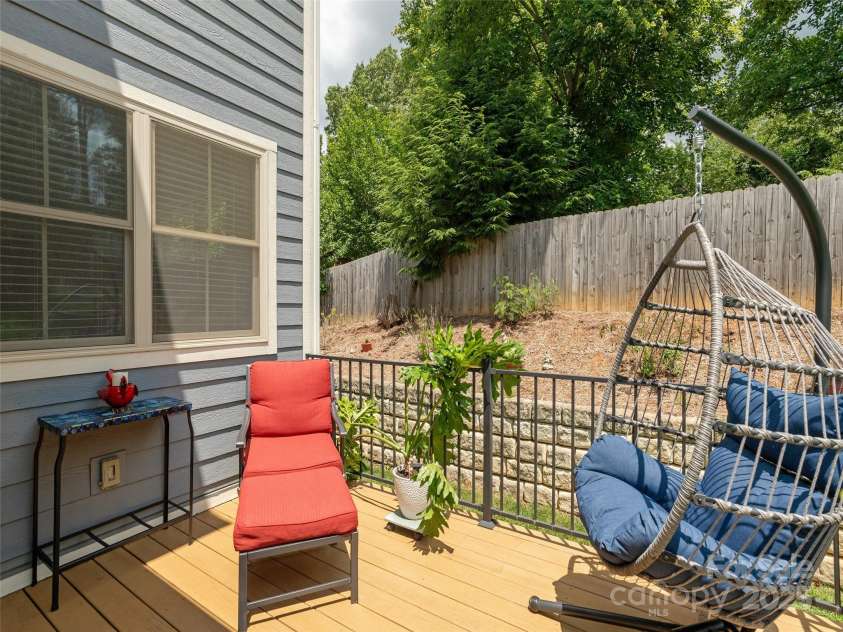 37 Thornes Lane, Asheville, NC 28805.  MLS# CAR4282627, YatesRealty ID 34231. 