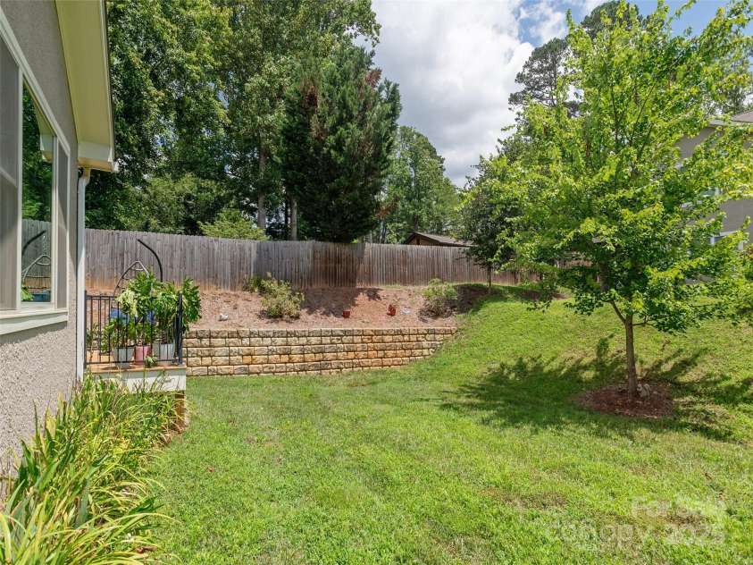 37 Thornes Lane, Asheville, NC 28805.  MLS# CAR4282627, YatesRealty ID 34231. 