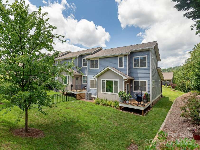 37 Thornes Lane, Asheville, NC 28805.  MLS# CAR4282627, YatesRealty ID 34231. 