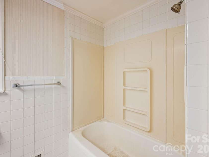 811 Katherine Avenue, Kings Mountain, NC 28086.  MLS# CAR4399194, YatesRealty ID 34231. Full bath in hallway