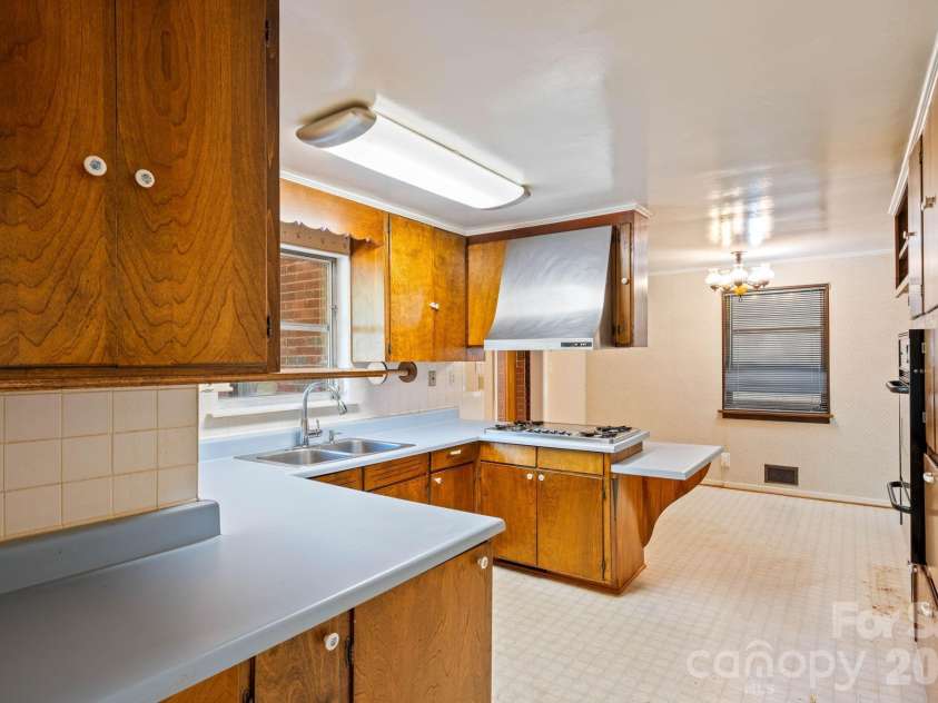 811 Katherine Avenue, Kings Mountain, NC 28086.  MLS# CAR4399194, YatesRealty ID 34231. Kitchen 