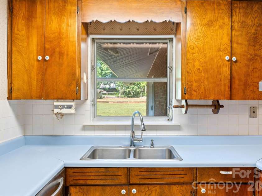 811 Katherine Avenue, Kings Mountain, NC 28086.  MLS# CAR4399194, YatesRealty ID 34231. Kitchen view to the back yard