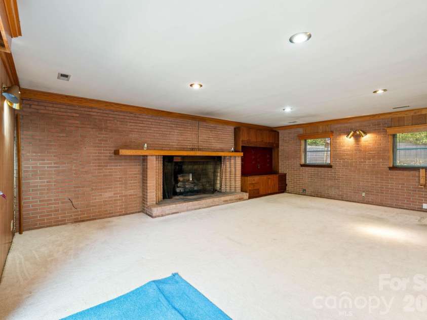 811 Katherine Avenue, Kings Mountain, NC 28086.  MLS# CAR4399194, YatesRealty ID 34231. Large den