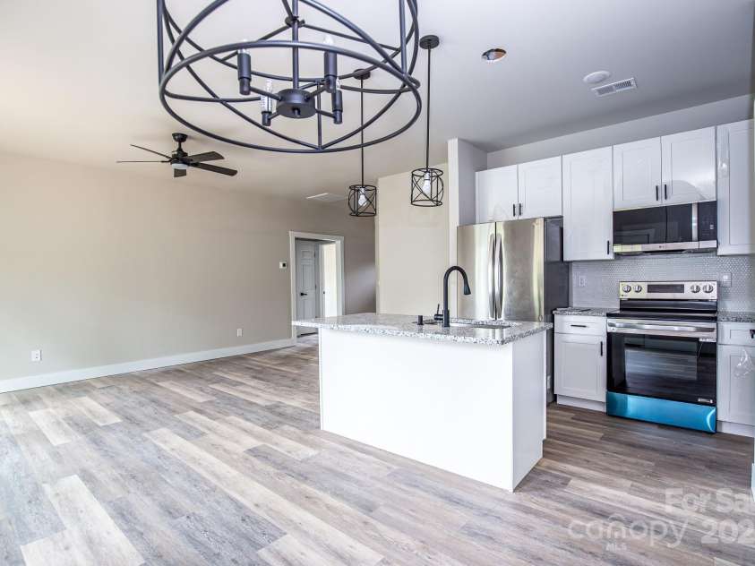 1225 39th Street, Hickory, NC 28602.  MLS# CAR4294773, YatesRealty ID 34235. 