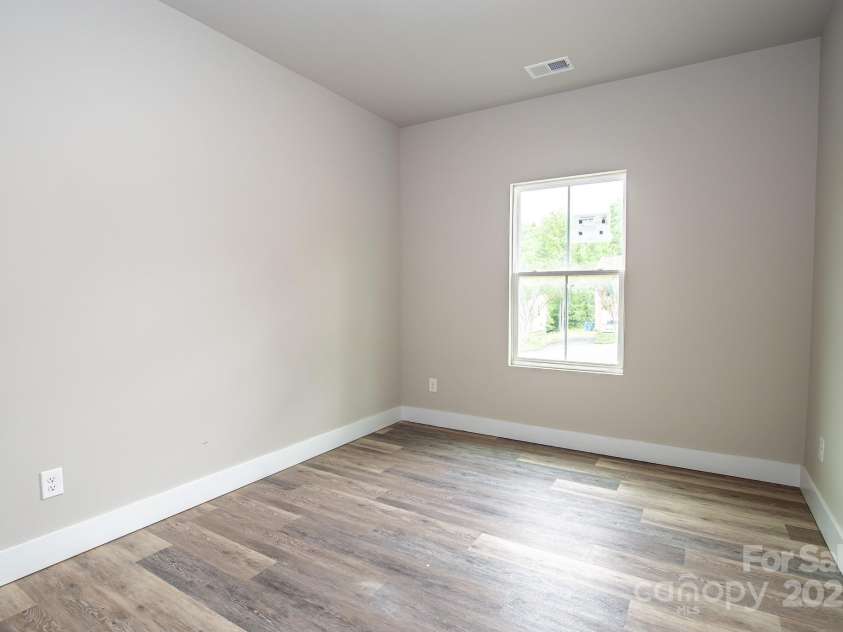 1225 39th Street, Hickory, NC 28602.  MLS# CAR4294773, YatesRealty ID 34235. 