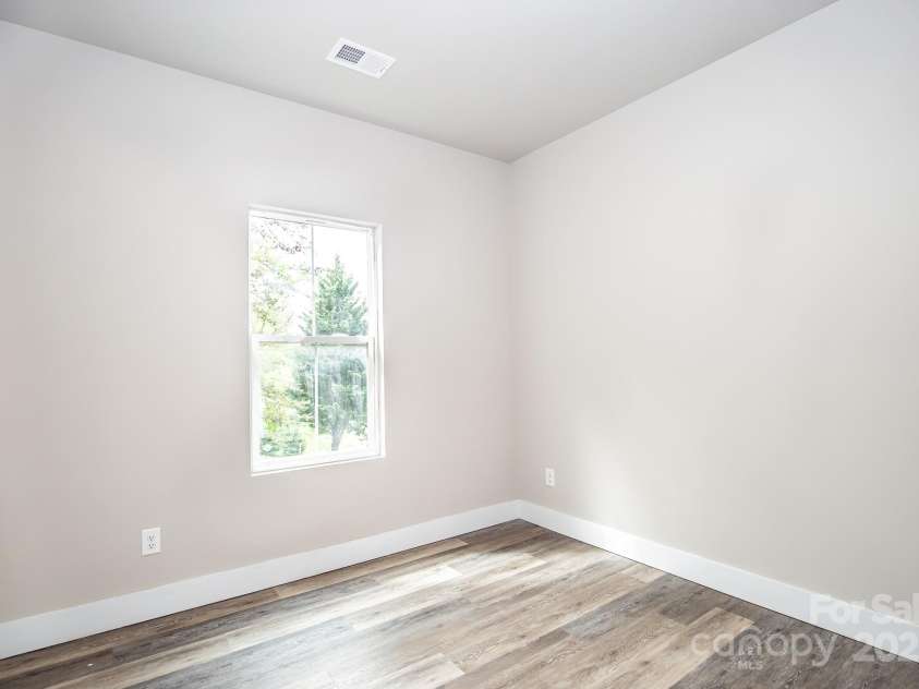 1225 39th Street, Hickory, NC 28602.  MLS# CAR4294773, YatesRealty ID 34235. 