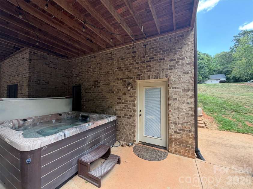 1448 Brookstone Drive, Hickory, NC 28602.  MLS# CAR4399097, YatesRealty ID 34237. 