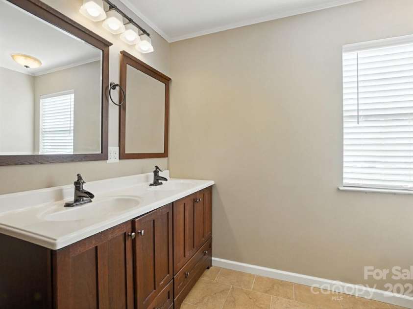 11531 Kempsford Drive, Charlotte, NC 28262.  MLS# CAR4292338, YatesRealty ID 34239. Primary Bath