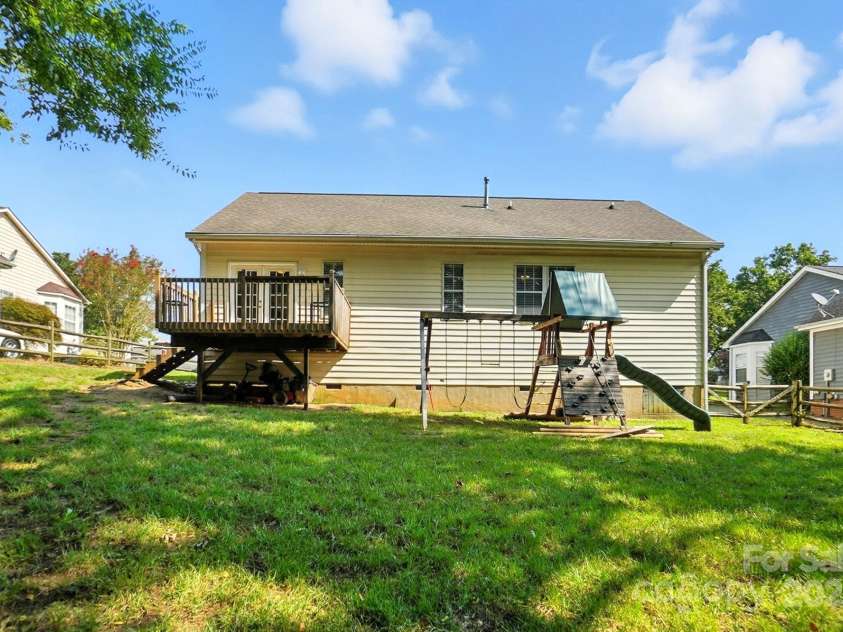 11531 Kempsford Drive, Charlotte, NC 28262.  MLS# CAR4292338, YatesRealty ID 34239. Spacious fenced in yard