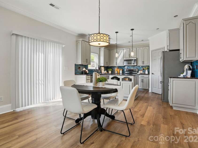 7635 Carrington Forest Lane, Matthews, NC 28105.  MLS# CAR4239500, YatesRealty ID 3424. Eat-In Kitchen Space, Lots of Natural Light