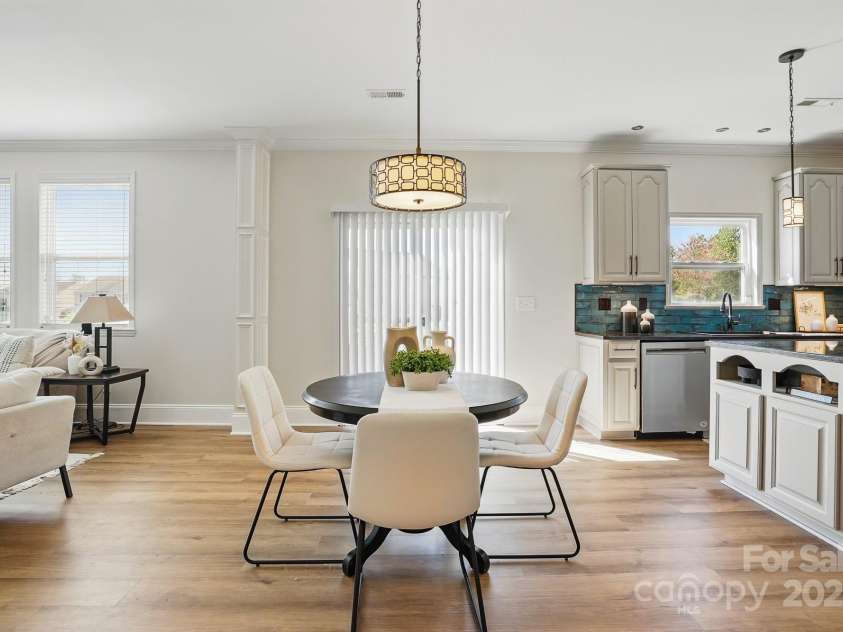 7635 Carrington Forest Lane, Matthews, NC 28105.  MLS# CAR4239500, YatesRealty ID 3424. Eat-In Kitchen Space, Lots of Natural Light