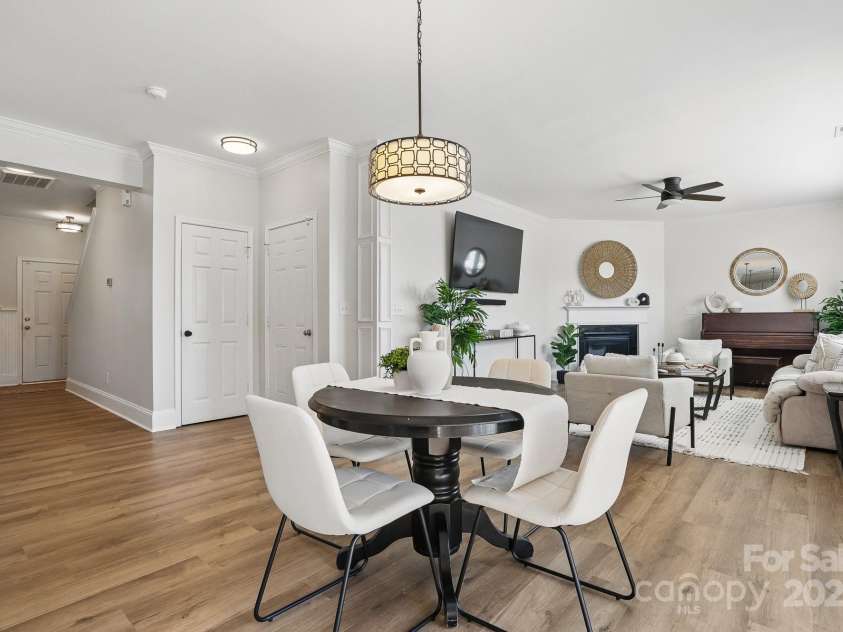 7635 Carrington Forest Lane, Matthews, NC 28105.  MLS# CAR4239500, YatesRealty ID 3424. Eat-In Kitchen Space, Lots of Natural Light