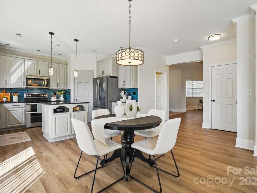 7635 Carrington Forest Lane, Matthews, NC 28105.  MLS# CAR4239500, YatesRealty ID 3424. Gorgeous Living Room with Gas Fireplace