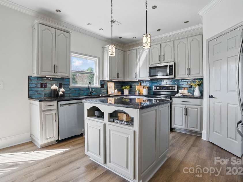 7635 Carrington Forest Lane, Matthews, NC 28105.  MLS# CAR4239500, YatesRealty ID 3424. Large Kitchen with Tall Cabinets, upgraded fixtures, Central Island, and Designer Cabinets