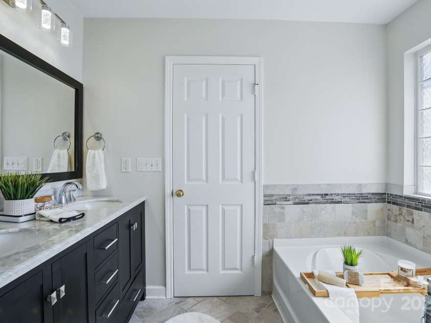 7635 Carrington Forest Lane, Matthews, NC 28105.  MLS# CAR4239500, YatesRealty ID 3424. Large Primary Bathroom with Dual Vainty, Soaking Tub AND Walk -in Shower