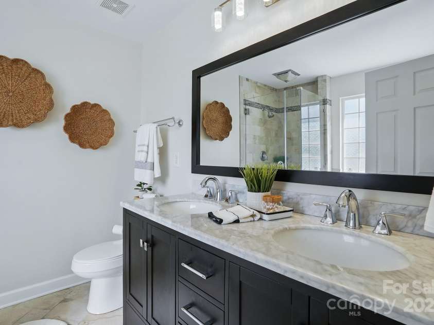 7635 Carrington Forest Lane, Matthews, NC 28105.  MLS# CAR4239500, YatesRealty ID 3424. Large Primary Bathroom with Dual Vainty, Soaking Tub AND Walk -in Shower