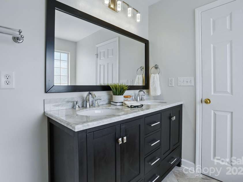 7635 Carrington Forest Lane, Matthews, NC 28105.  MLS# CAR4239500, YatesRealty ID 3424. Large Primary Bathroom with Dual Vainty, Soaking Tub AND Walk -in Shower