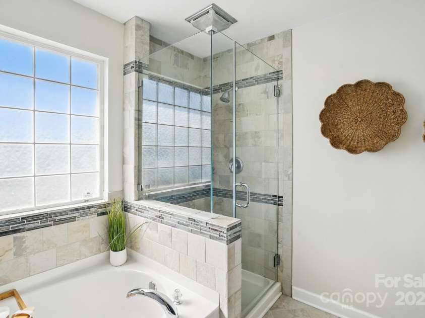 7635 Carrington Forest Lane, Matthews, NC 28105.  MLS# CAR4239500, YatesRealty ID 3424. Large Primary Bathroom with Dual Vainty, Soaking Tub AND Walk -in Shower