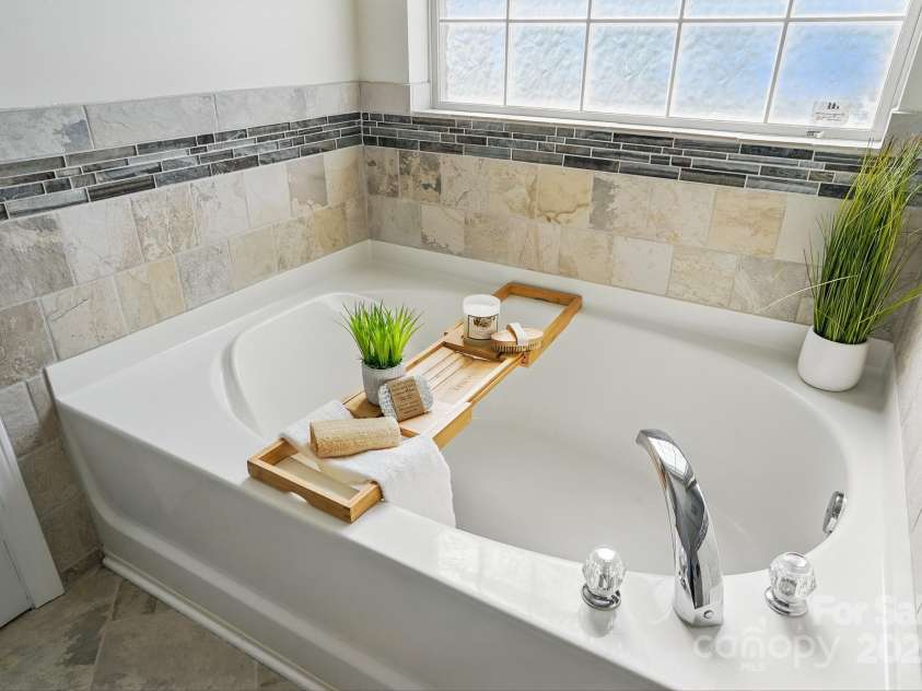 7635 Carrington Forest Lane, Matthews, NC 28105.  MLS# CAR4239500, YatesRealty ID 3424. Large Primary Bathroom with Dual Vainty, Soaking Tub AND Walk -in Shower