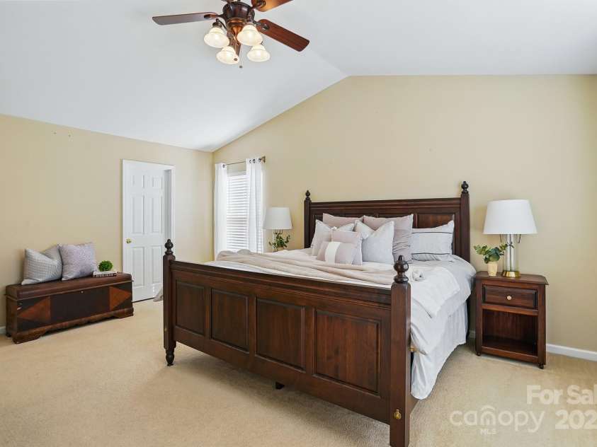 7635 Carrington Forest Lane, Matthews, NC 28105.  MLS# CAR4239500, YatesRealty ID 3424. Spacious Primary Bedroom with vaulted ceilings and large walk-in closet.