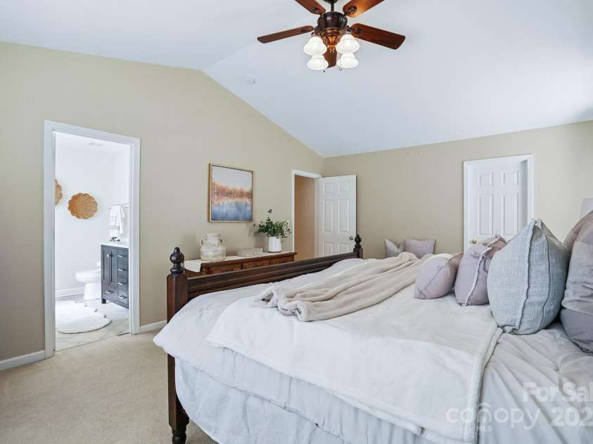 7635 Carrington Forest Lane, Matthews, NC 28105.  MLS# CAR4239500, YatesRealty ID 3424. Spacious Primary Bedroom with vaulted ceilings and large walk-in closet.