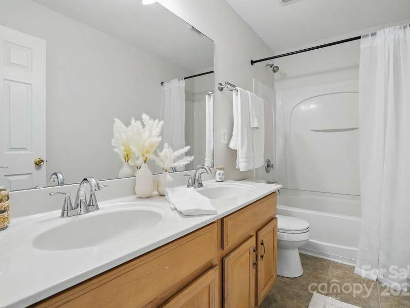 7635 Carrington Forest Lane, Matthews, NC 28105.  MLS# CAR4239500, YatesRealty ID 3424. Upstairs Secondary Full Bathroom with Shower/Tub combo and Dual Sinks.