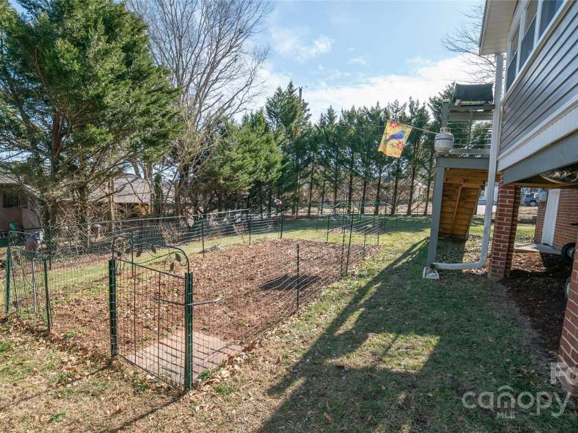 406 Lenoir Street, Morganton, NC 28655.  MLS# CAR4295449, YatesRealty ID 34240. 