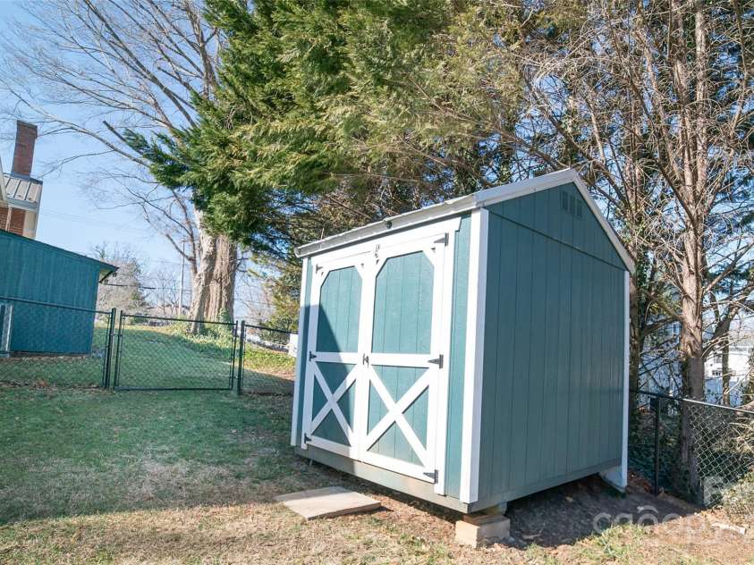 406 Lenoir Street, Morganton, NC 28655.  MLS# CAR4295449, YatesRealty ID 34240. 