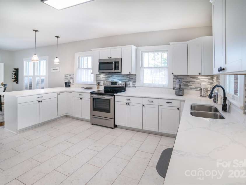 406 Lenoir Street, Morganton, NC 28655.  MLS# CAR4295449, YatesRealty ID 34240. 