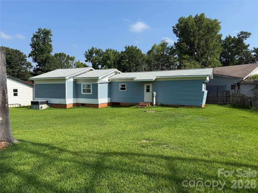 7312 Doblinway Drive, Charlotte, NC 28215.  MLS# CAR4399290, YatesRealty ID 34240. 