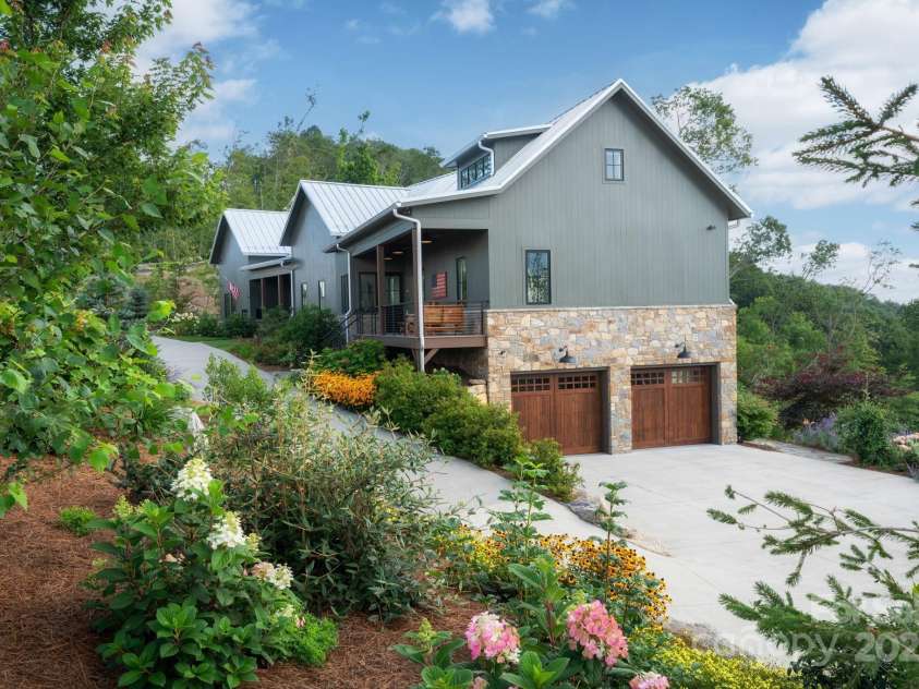 17 Elk Trail, Asheville, NC 28804.  MLS# CAR4291429, YatesRealty ID 34242. Attached Garage