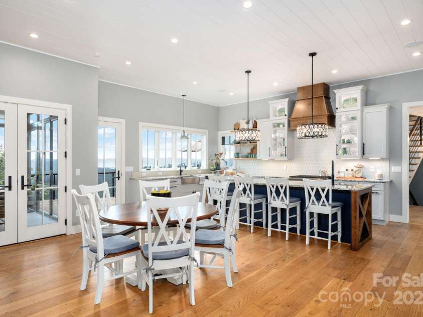 17 Elk Trail, Asheville, NC 28804.  MLS# CAR4291429, YatesRealty ID 34242. Dining Area