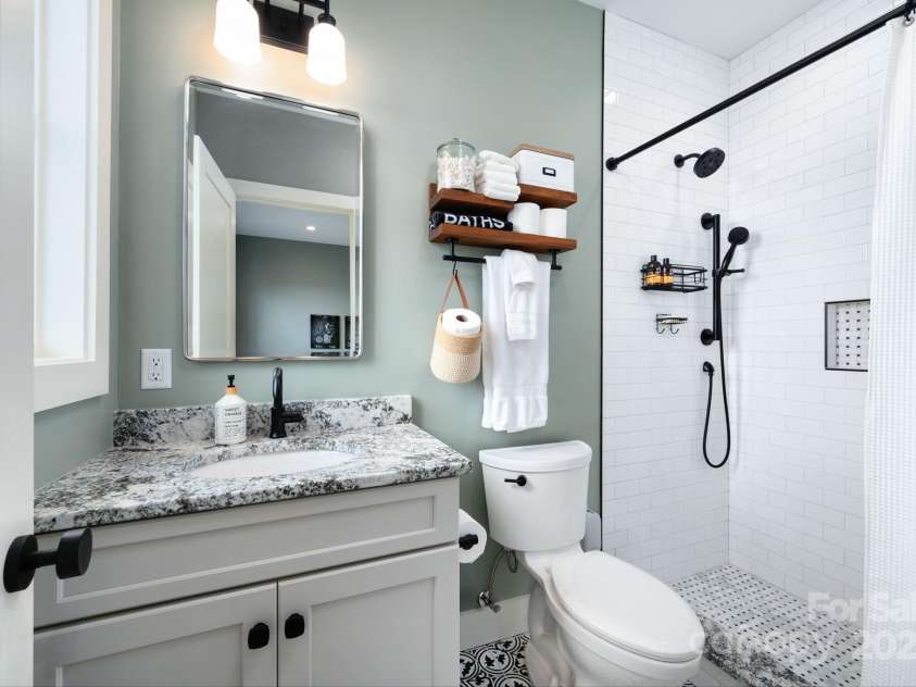 17 Elk Trail, Asheville, NC 28804.  MLS# CAR4291429, YatesRealty ID 34242. Ensuite Bathroom