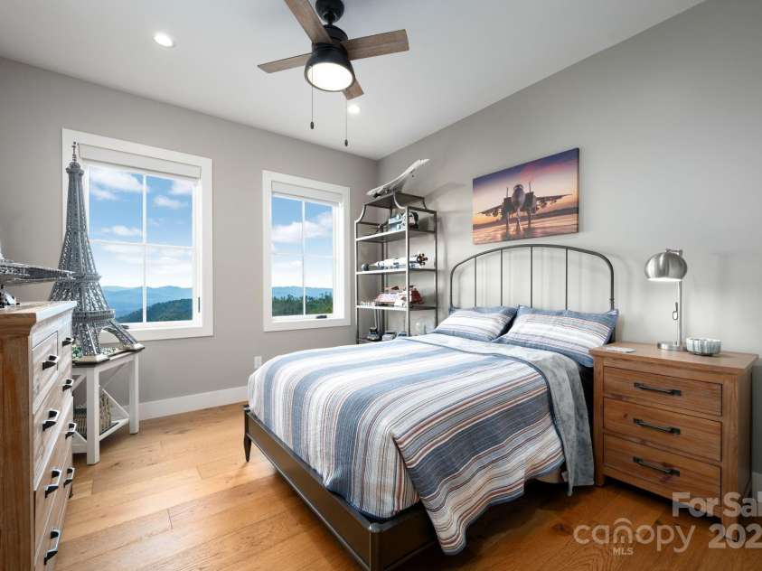 17 Elk Trail, Asheville, NC 28804.  MLS# CAR4291429, YatesRealty ID 34242. Main Level Ensuite Bedroom