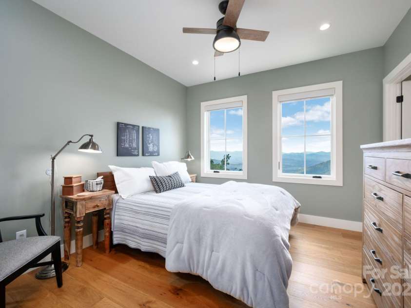 17 Elk Trail, Asheville, NC 28804.  MLS# CAR4291429, YatesRealty ID 34242. Main Level Ensuite Bedroom