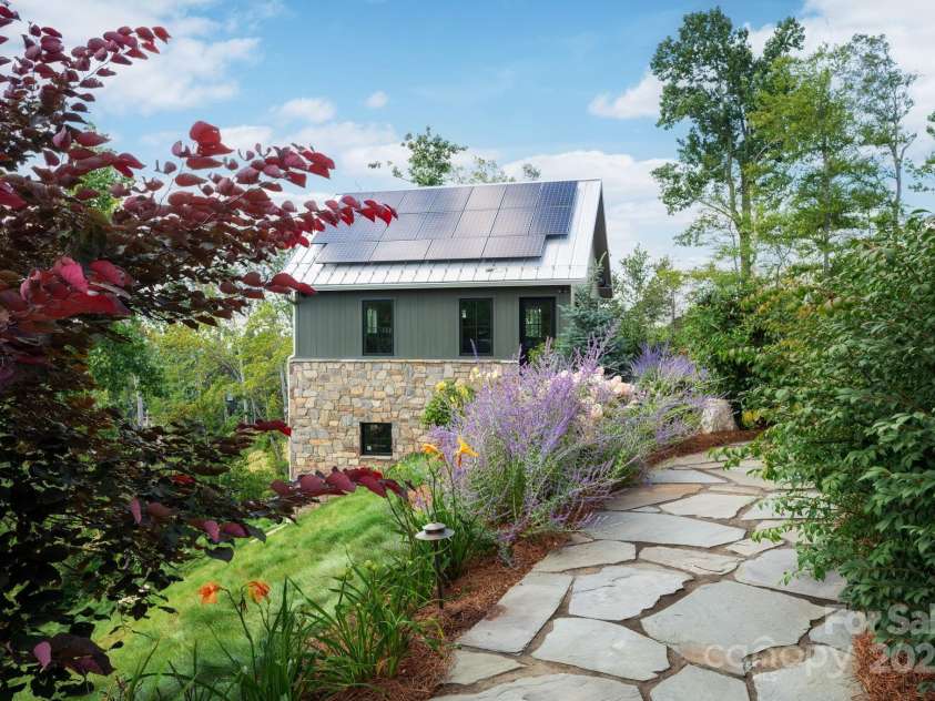 17 Elk Trail, Asheville, NC 28804.  MLS# CAR4291429, YatesRealty ID 34242. Mature Landscaping