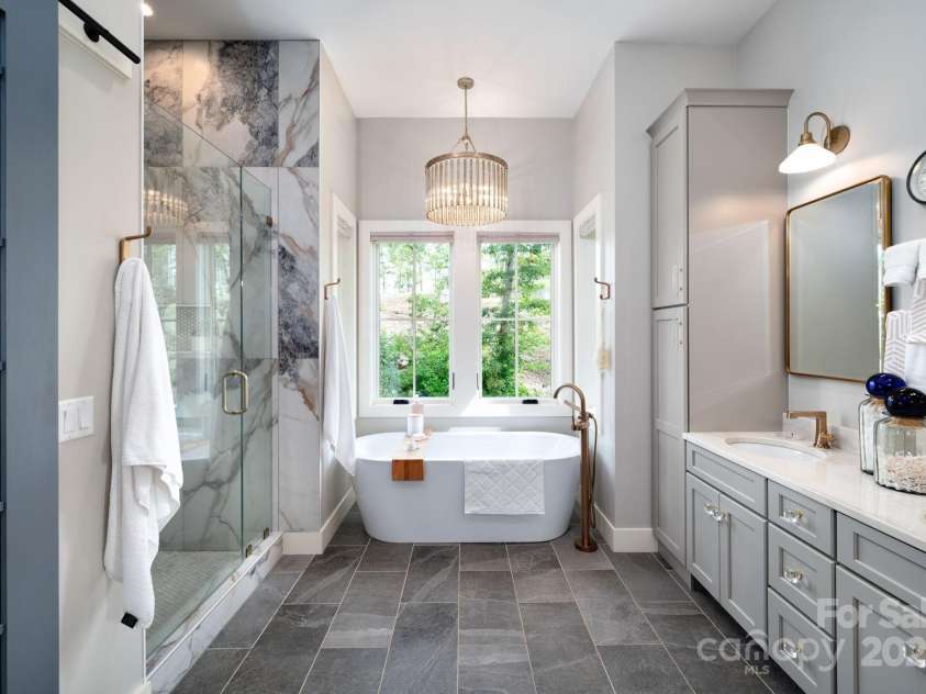 17 Elk Trail, Asheville, NC 28804.  MLS# CAR4291429, YatesRealty ID 34242. Primary Bathroom with Soaker Tub