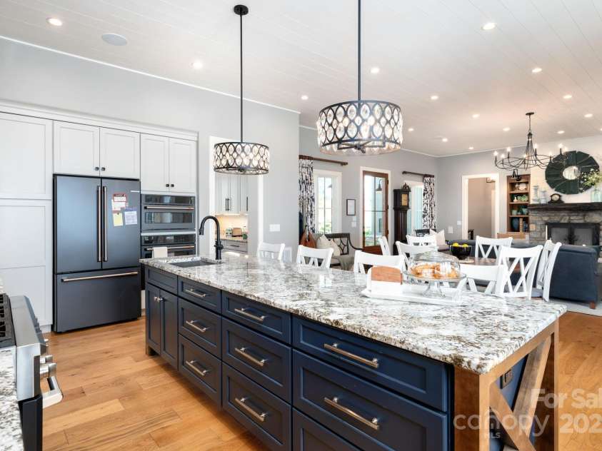 17 Elk Trail, Asheville, NC 28804.  MLS# CAR4291429, YatesRealty ID 34242. Sub Zero Refrigerator