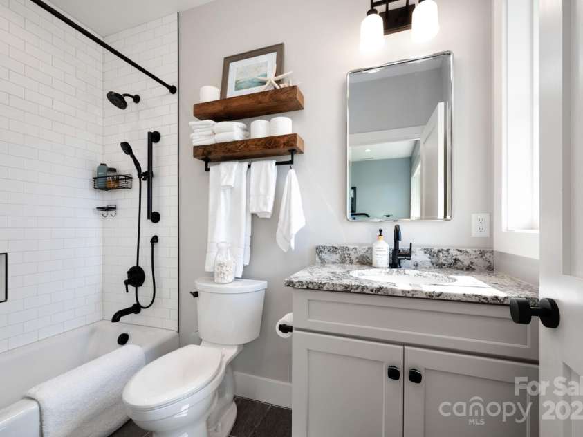 17 Elk Trail, Asheville, NC 28804.  MLS# CAR4291429, YatesRealty ID 34242. Upstairs Ensuite Bathroom