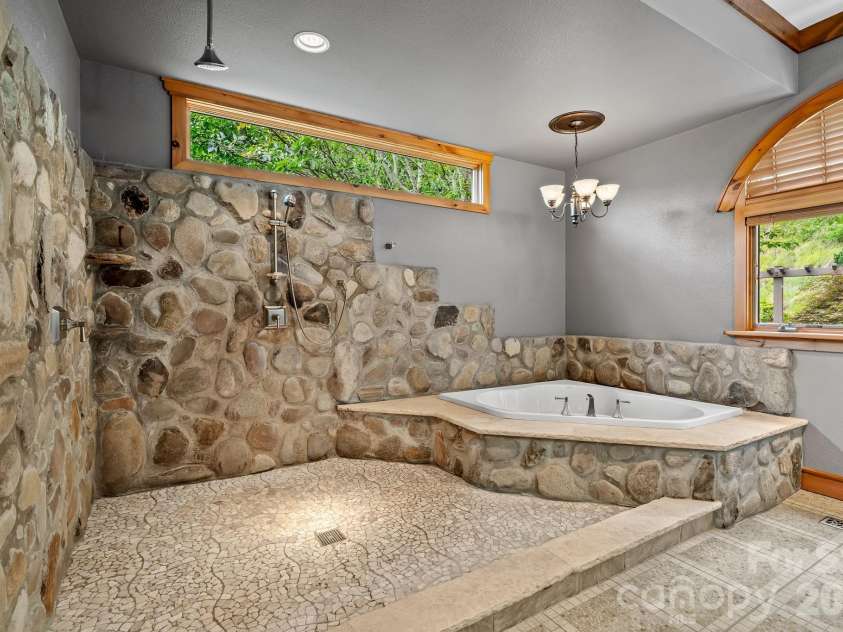241 Glen Eagle Drive, Waynesville, NC 28786.  MLS# CAR4398501, YatesRealty ID 34242. 