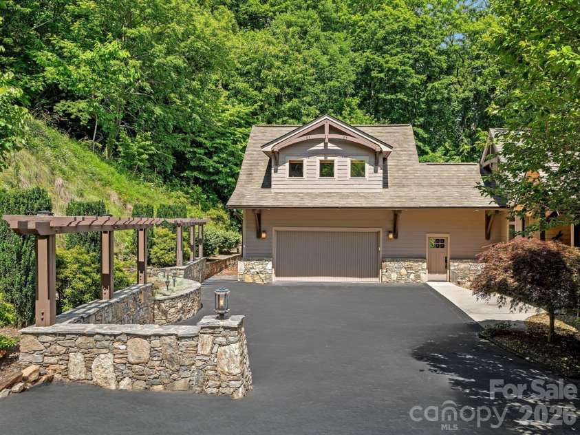 241 Glen Eagle Drive, Waynesville, NC 28786.  MLS# CAR4398501, YatesRealty ID 34242. 
