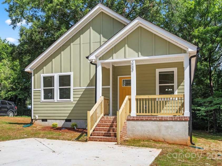 504 Fayetteville Avenue, Statesville, NC 28677.  MLS# CAR4288790, YatesRealty ID 34245. 