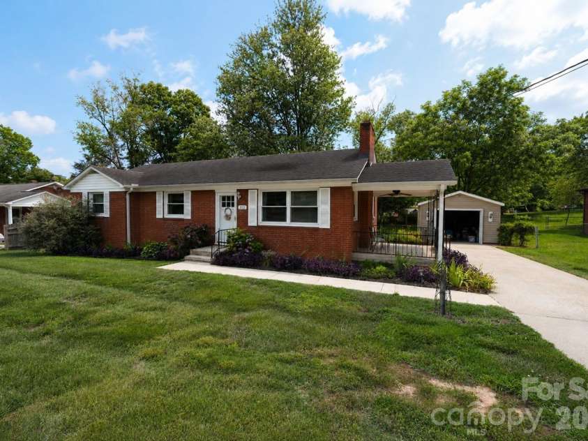 232 Hartness Road, Statesville, NC 28677.  MLS# CAR4398892, YatesRealty ID 34249. 