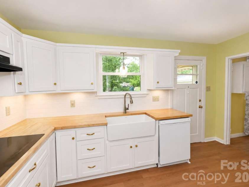 232 Hartness Road, Statesville, NC 28677.  MLS# CAR4398892, YatesRealty ID 34249. 