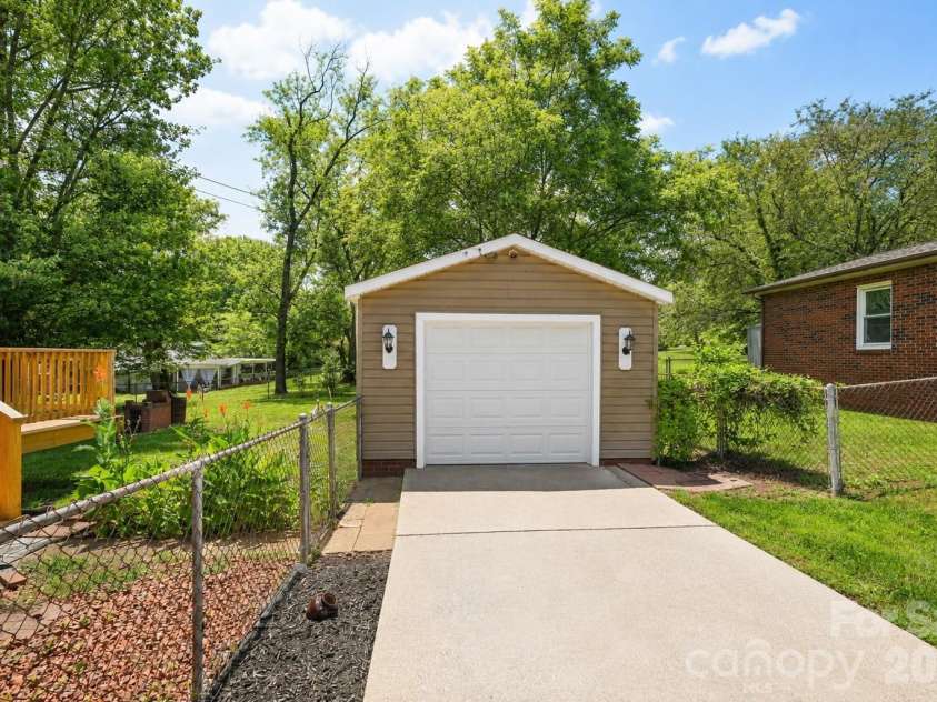 232 Hartness Road, Statesville, NC 28677.  MLS# CAR4398892, YatesRealty ID 34249. 