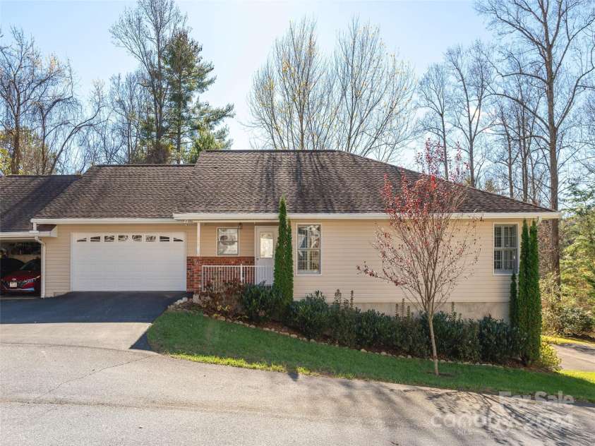 54 Ashley Hill Lane, Hendersonville, NC 28791.  MLS# CAR4202650, YatesRealty ID 3425. 