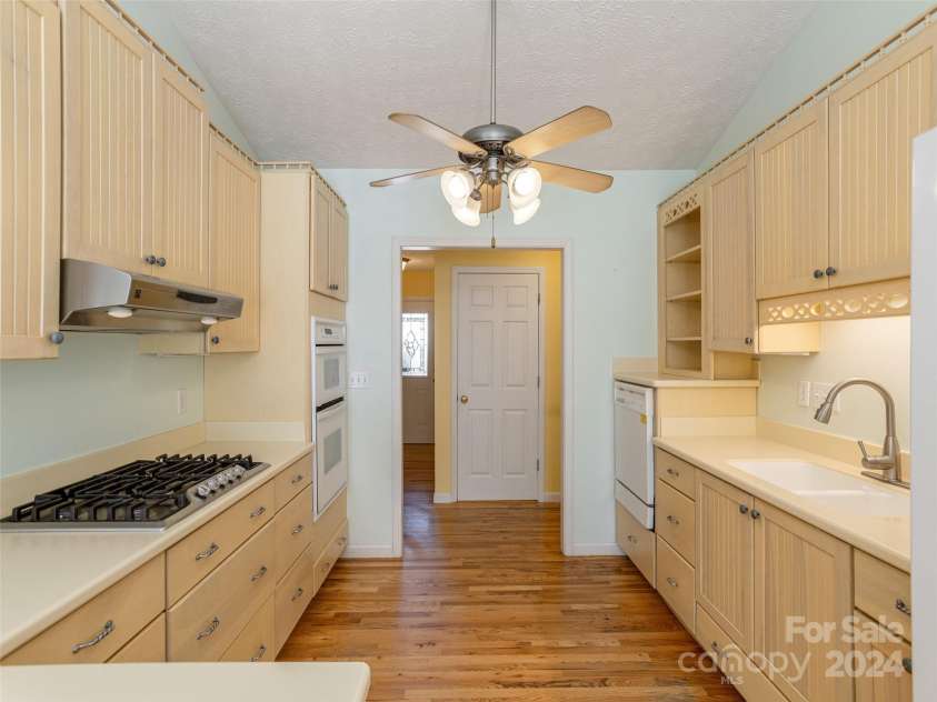 54 Ashley Hill Lane, Hendersonville, NC 28791.  MLS# CAR4202650, YatesRealty ID 3425. 