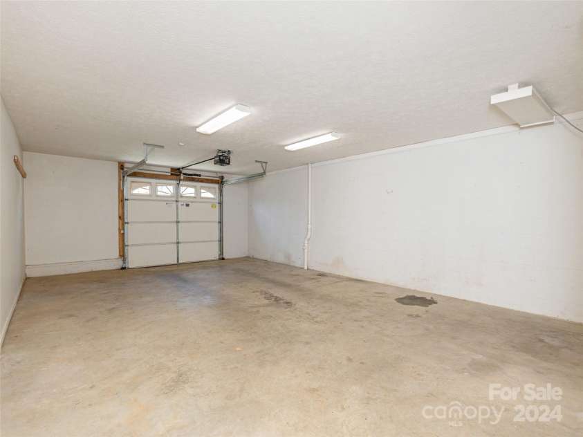 54 Ashley Hill Lane, Hendersonville, NC 28791.  MLS# CAR4202650, YatesRealty ID 3425. 