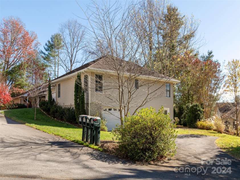 54 Ashley Hill Lane, Hendersonville, NC 28791.  MLS# CAR4202650, YatesRealty ID 3425. 