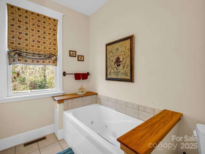 765 Higher Path, Saluda, NC 28773.  MLS# CAR4326175, YatesRealty ID 3425. Full Bathroom in 2nd Bedroom